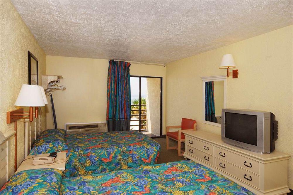 Ramada By Wyndham Panama City Beach / Beachfront Exterior photo