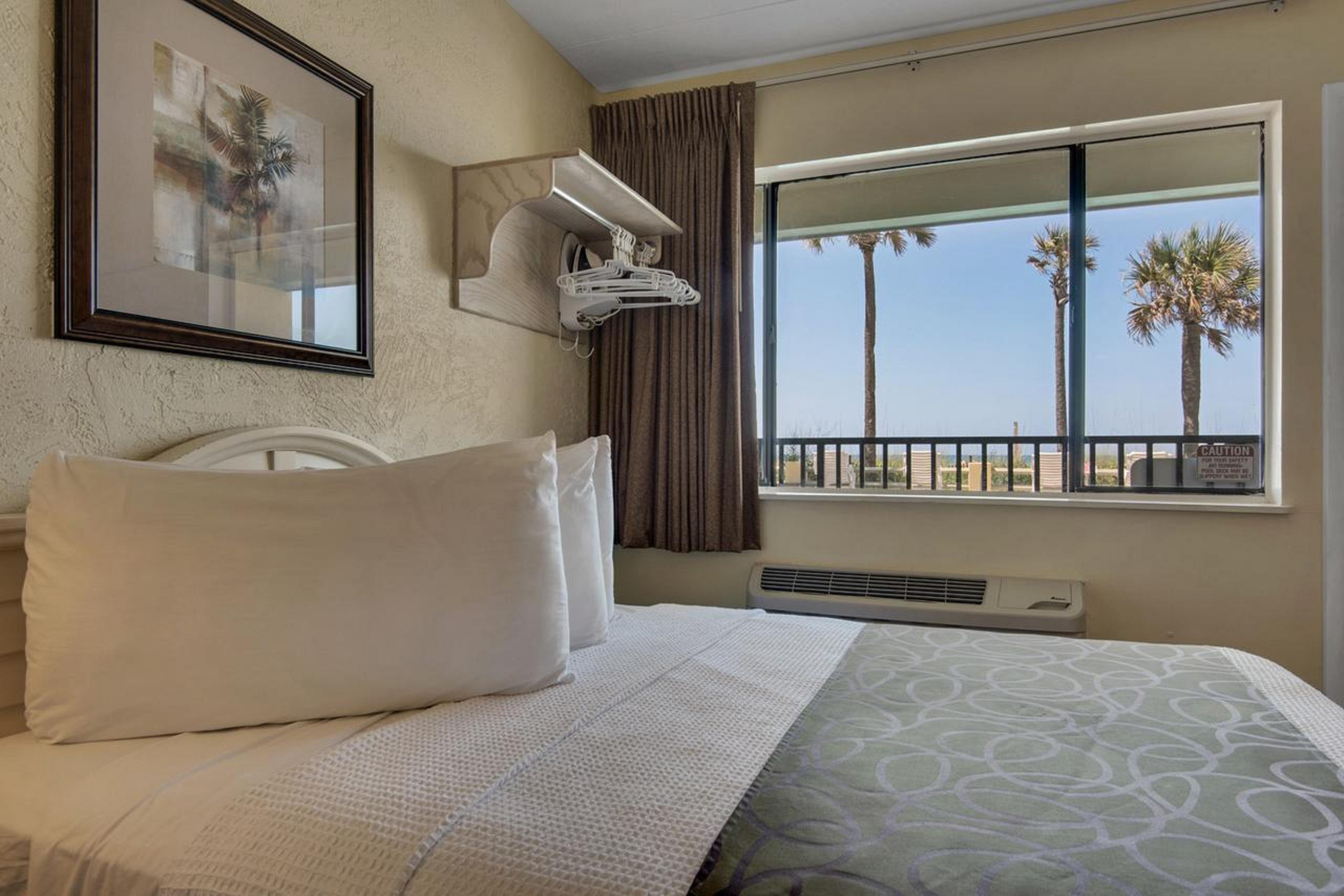 Ramada By Wyndham Panama City Beach / Beachfront Exterior photo